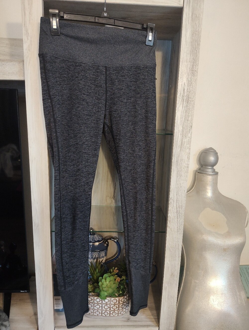 alo Yoga Women's Charcoal Heather Performance Leggings SZ M Excellent Condition